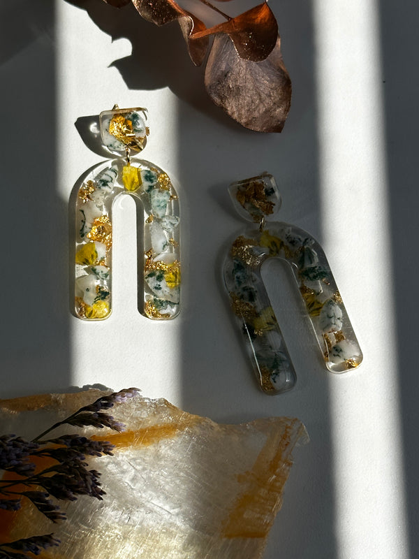 “Naturaleza” Tree Agate and yellow Flowers Stud Earrings