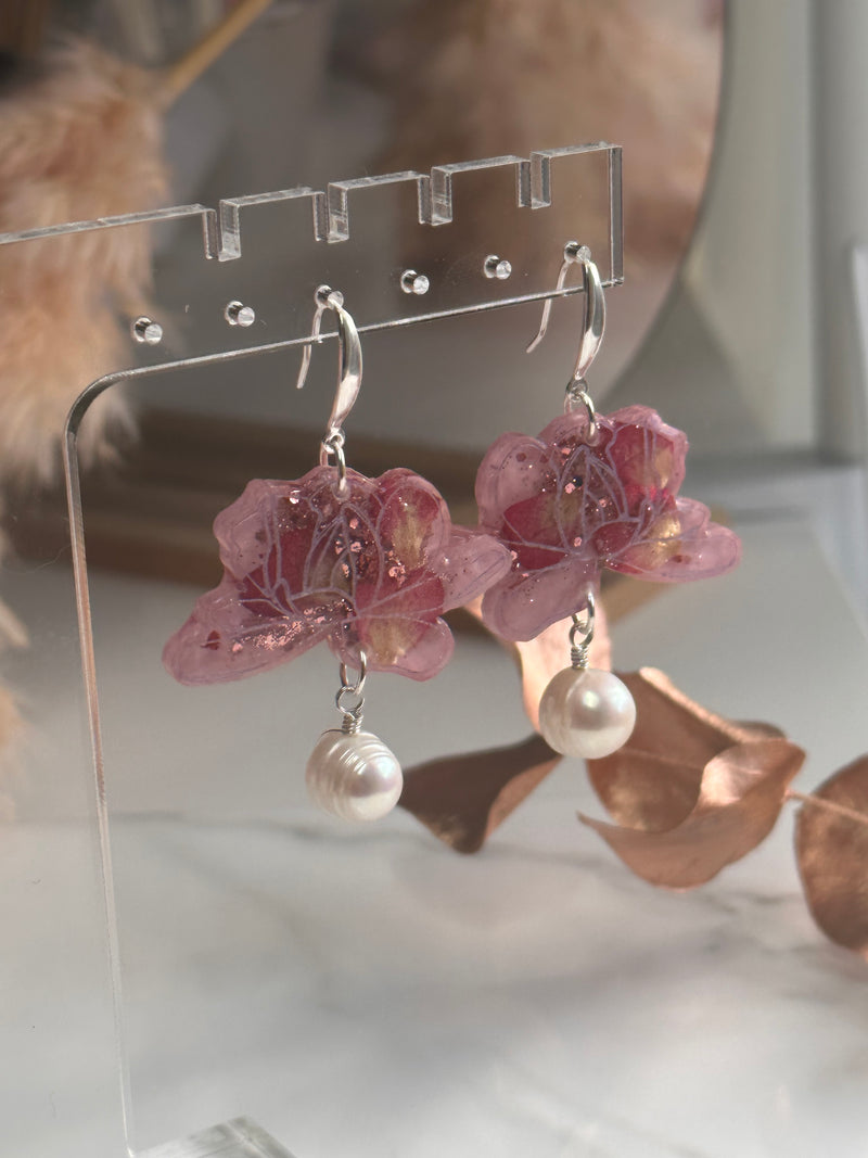“Flower Spirits” Mini Pearls & Dried Flowers Earrings