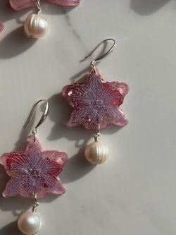 “Flower Spirits” Mini Pearls & Dried Flowers Earrings