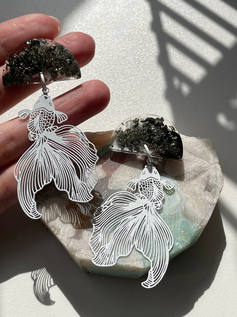 “Aguas Bravas” White and Black Pyrite Studs